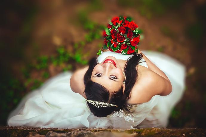 Mariée avec bouquet de fleurs